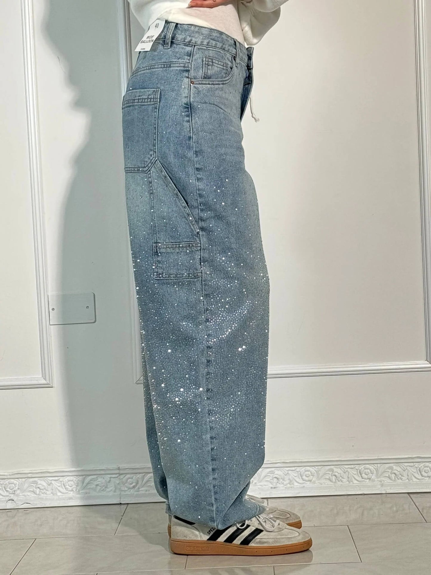 May | Modebroek – Relaxte Pasvorm en Glanzende Afwerkingen