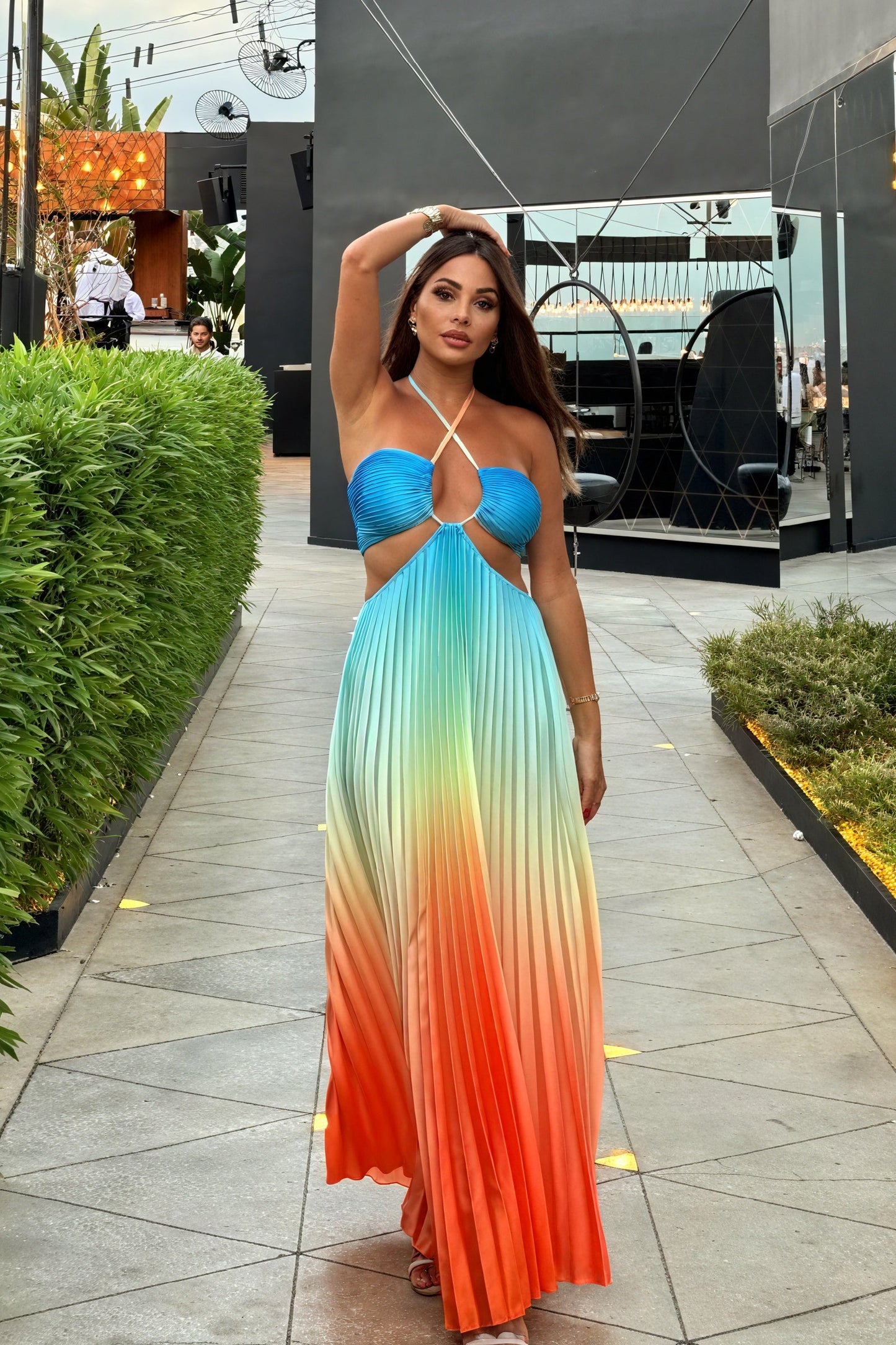 Ida | Rochie Lungă Plisată – Decolteu American și Eleganță 