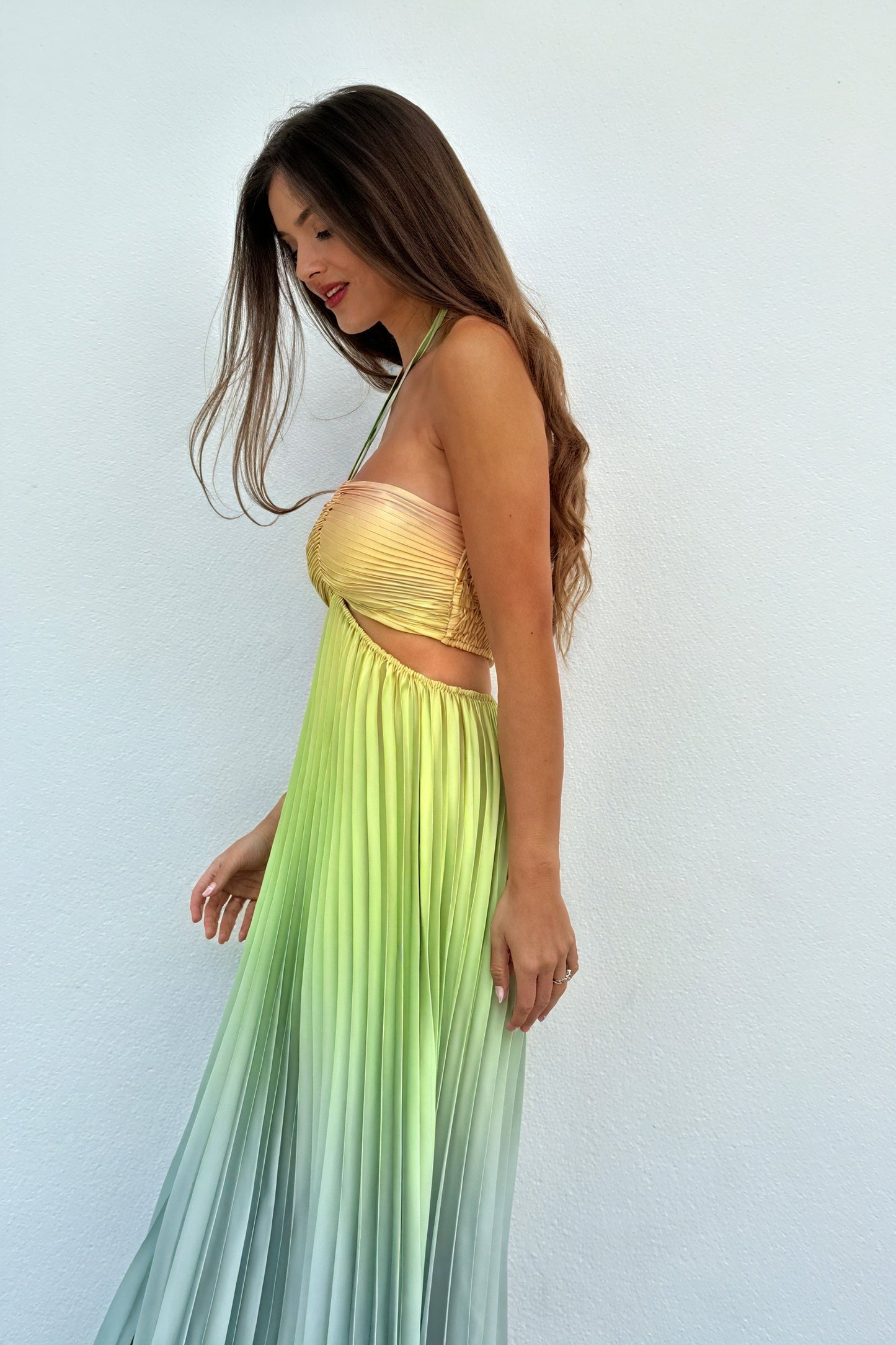 Ida | Rochie Lungă Plisată – Decolteu American și Eleganță 